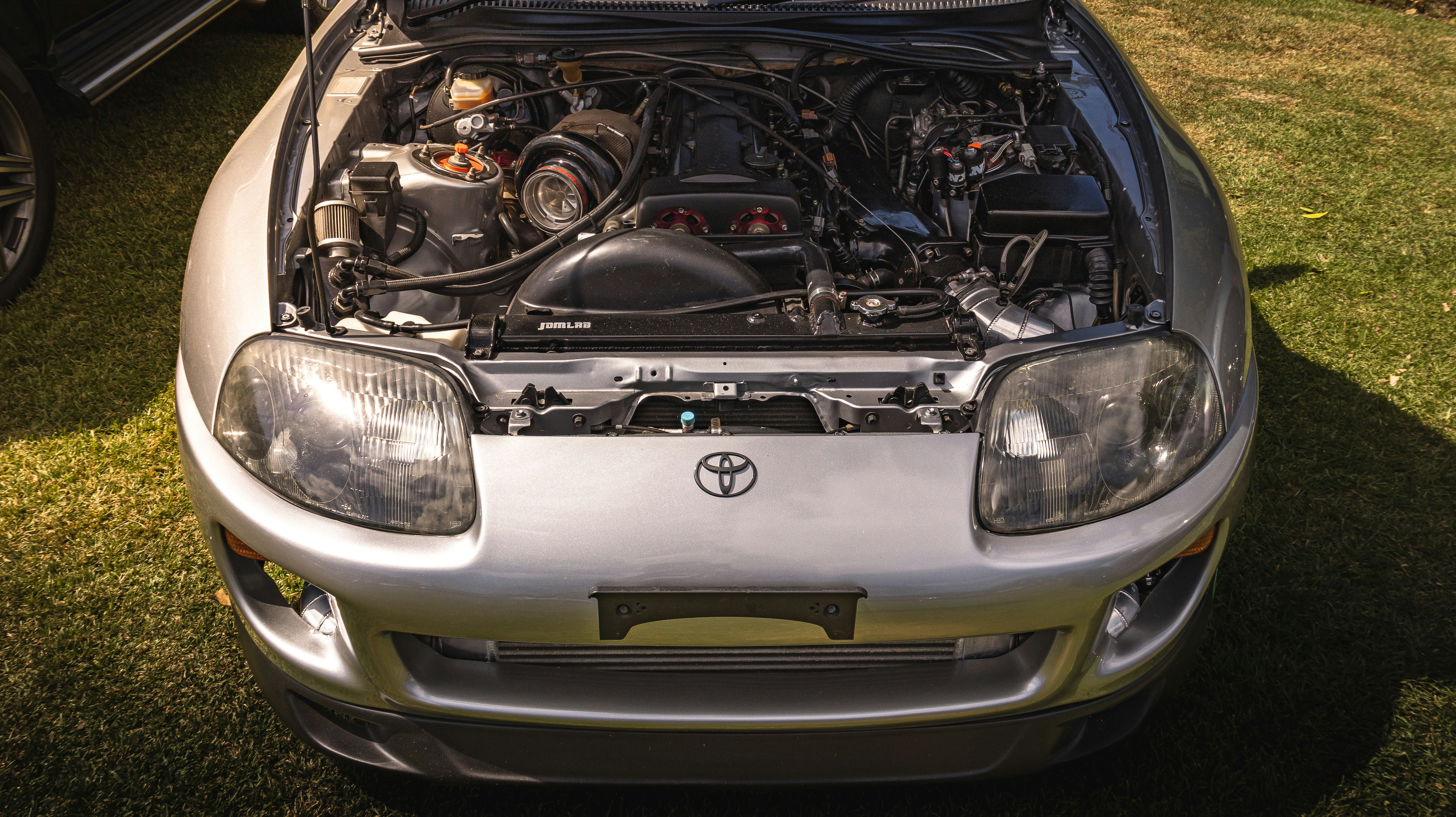 Toyota Camry di bengkel sedang diperbaiki engine
